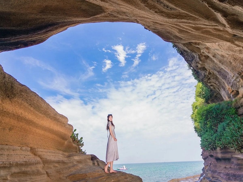 <b>【广西至尊8天游】德天跨国瀑布•通灵大峡谷•北海银滩•涠洲岛•五彩滩•滴水丹屏•桂林象鼻山•漓江阳朔•遇龙河竹筏•世外桃源8天7晚至尊游</b>