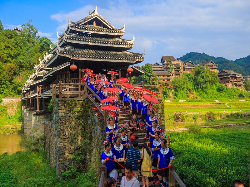 【广西大环线12日游】德天跨国瀑布•通灵大峡谷•巴马长寿村•北海银滩•涠