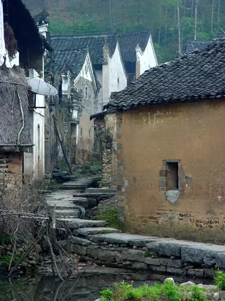 沿着石阶小路走家串户,尝尝各家的拿手菜