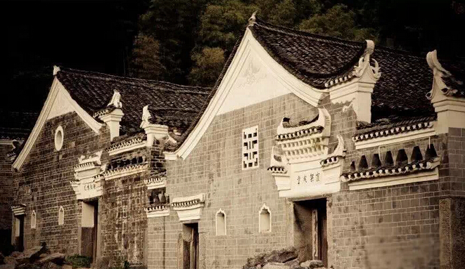 这应该是当时的大富人家吧!夕阳的余晖下当年的富贵气息还依稀可见