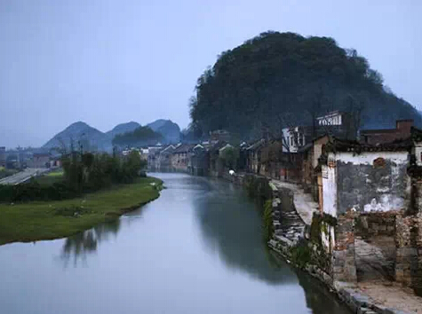 临水而居,山与水的呼应,让宁静的村落多了一份灵气