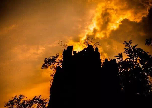 夕阳下的剪影,忙碌的一天就这样落下了帷幕