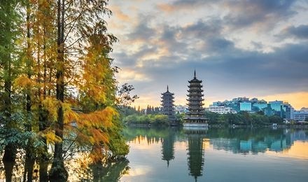 日月双塔