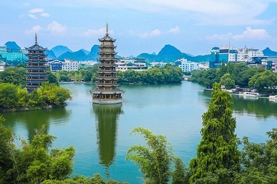 桂林象鼻山•漓江阳朔•遇龙河竹筏•德天跨国大瀑布 4天3晚游