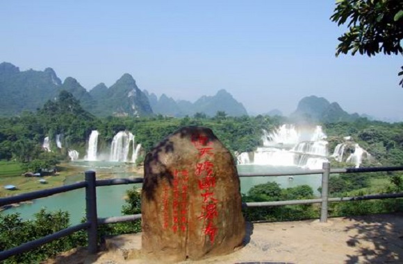 桂林象鼻山•漓江阳朔•遇龙河竹筏•德天跨国瀑布 5天4晚游
